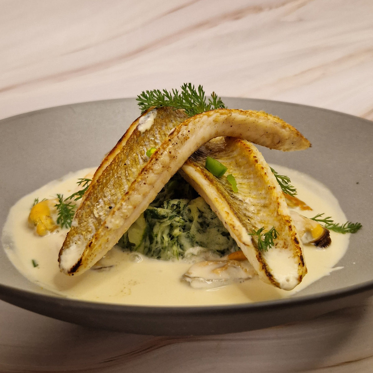 Pieterman met mosseltjes, wittewijnsaus & spinaziepuree