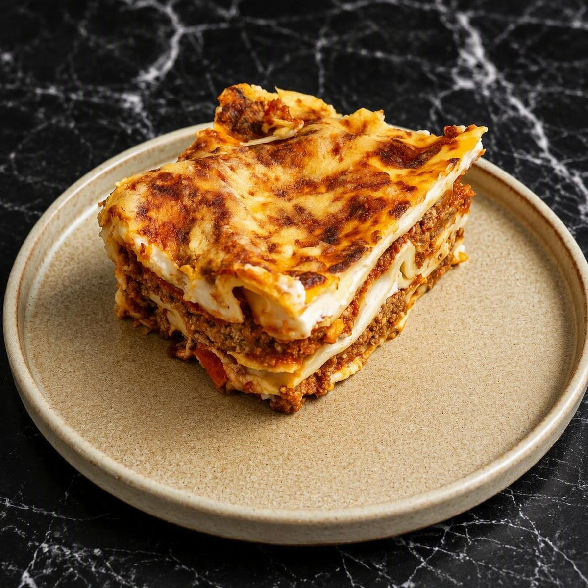 Lasagne Bolognaise met bolognaisesaus, bechamel en gegratineerde kaas